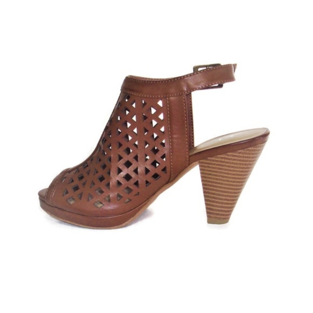 NWT CL by Laundry laser cut heeled sandal in chestnut size 7.5 m